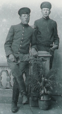 Franz Quiring, rechts, mit seinem Bruder
